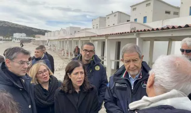 Il ministro Musumeci al Poetto: 