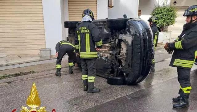 Schianto a Nuoro, auto ribaltata sulla carreggiata: tutti illesi 