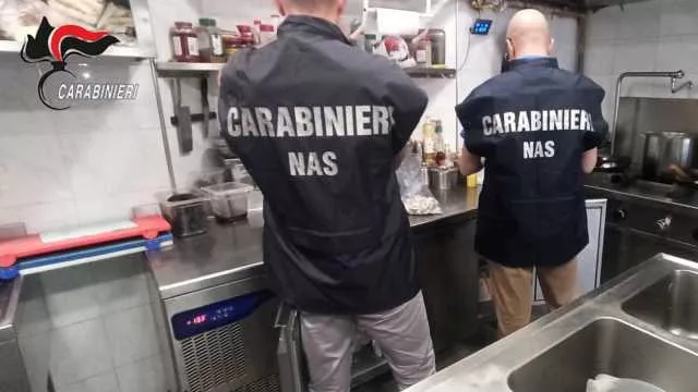 Cagliari, gravi carenze igieniche: chiusa una pizzeria al taglio al Poetto