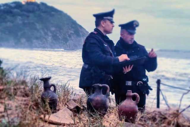La mareggiata fa riaffiorare due tombe fenicie nella spiaggia di Sa Colonia