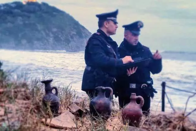 La mareggiata fa riaffiorare due tombe fenicie nella spiaggia di Sa Colonia