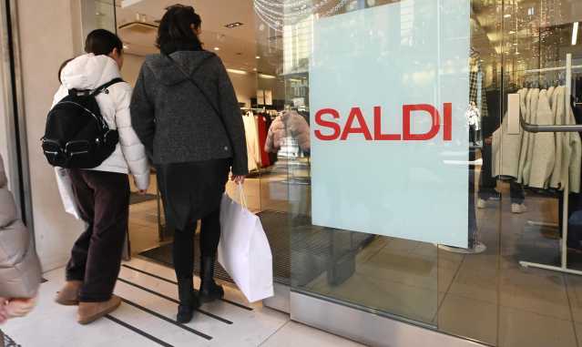 Saldi invernali al via in Sardegna: spesa media di 203 euro a famiglia
