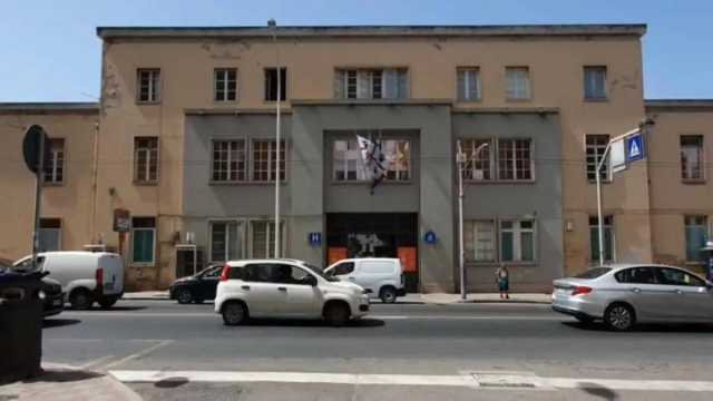 Cagliari, detenuto tenta di evadere dall'ospedale: bloccato dai poliziotti che sono rimasti contusi