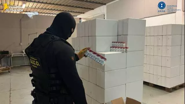 Scoperta una fabbrica di sigarette 