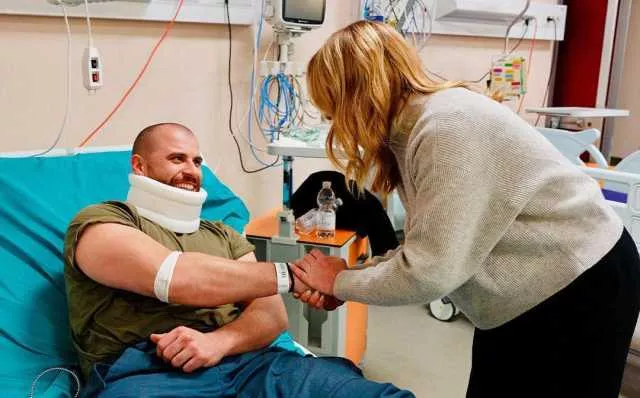 Agenti feriti negli scontri a Torino, la visita della premier in ospedale: 