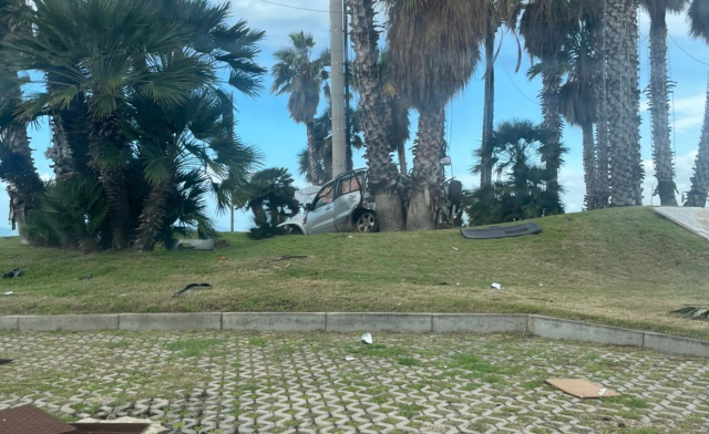 Poetto di Quartu, perde il controllo dell'auto e finisce dentro la rotatoria della Marinella (video)