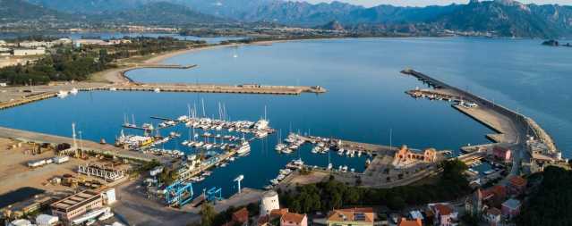 Tragedia ad Arbatax, peschereccio affondato: un morto in mare e uno a bordo