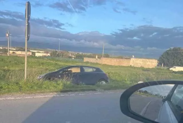 Monserrato, auto fuori strada all'ingresso del Policlinico