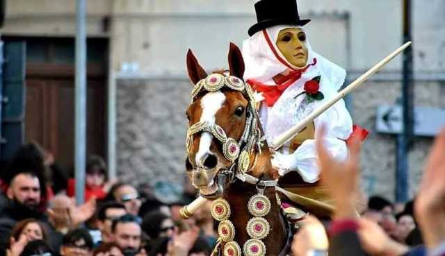 La Sartiglia è salva: niente caschetti o giubbini di sicurezza obbligatori
