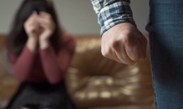 Ragazza segregata in casa e picchiata a Sassari, arrestato un uomo