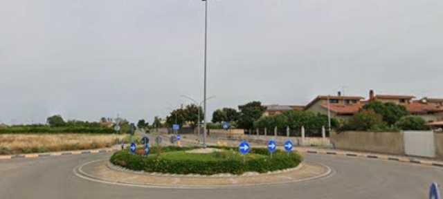 Villasor, si schianta sulla rotonda e fugge a piedi: l'auto era rubata