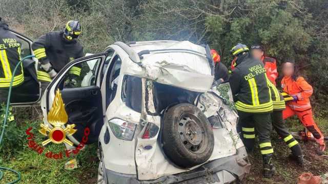 Incidente sulla 131 a Paulilatino: medico calato dall'elicottero, due anziani in codice rosso