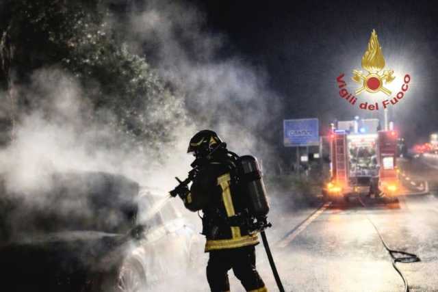 Paura a Sestu, auto prende fuoco sulla ex 131: in salvo il conducente