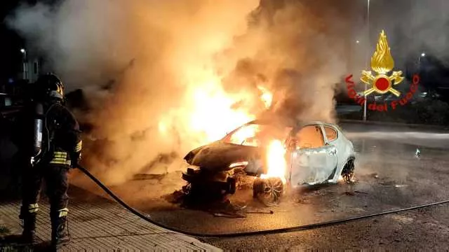 Assemini, auto e camper in sosta distrutti da un incendio nel centro abitato