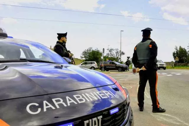 Carbonia, litiga con la compagna e poi aizza il cane contro i carabinieri: arrestato