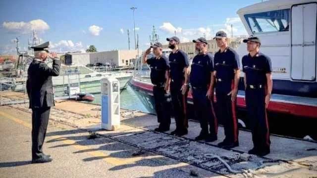 Salvano un uomo che si getta in mare a Quartu dopo un incidente: il generale incontra i carabinieri