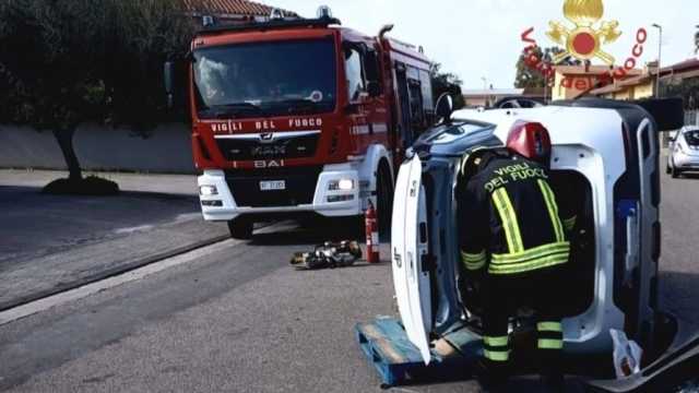 Auto si ribalta in via Torino a Uta: conducente portata fuori dalla vettura dai vigili del fuoco