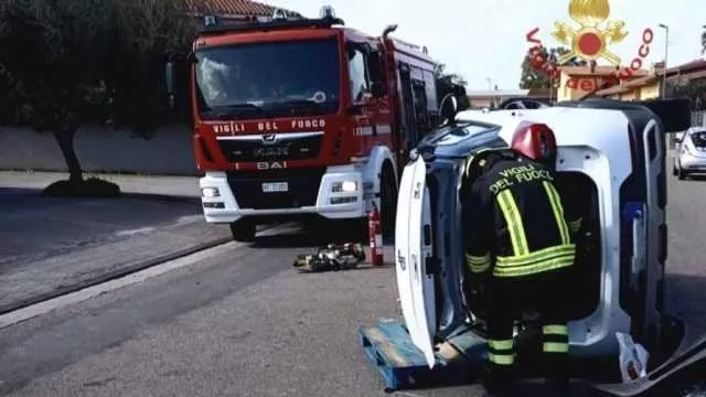 Auto si ribalta in via Torino a Uta: conducente portata fuori dalla vettura dai vigili del fuoco