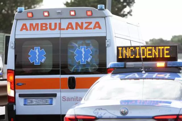 Ambulanza Incidente Milano Milano, tram deraglia e finisce contro un ristorante: un morto e 20 feriti