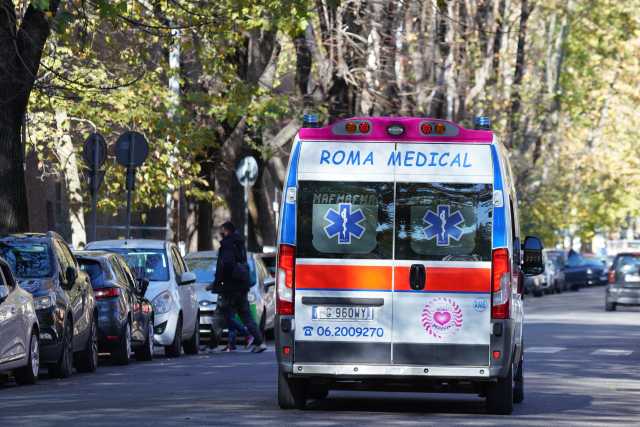 Aggredita a colpi di mannaia: 41enne ferita alla testa, choc a Roma