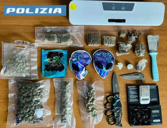 Arresto Mobile 13.02.2026 Hashish e marijuana in casa, blitz della polizia a Mulinu Becciu: 20enne arrestato