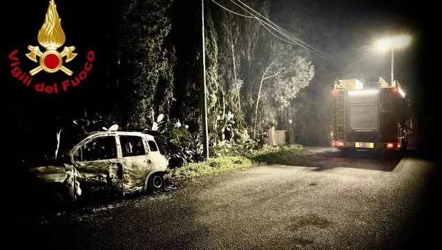 Auto avvolta dalle fiamme nelle campagne di Assemini: in corso le indagini