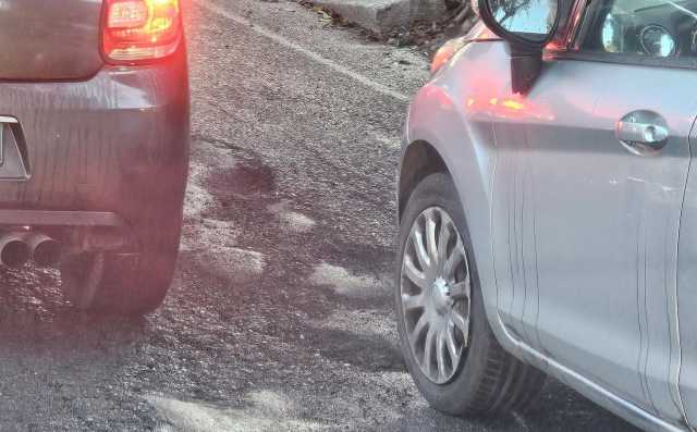 Buche, incidenti e code: polemiche sulle strade di Cagliari, c'è anche il no a uno studio su viale Marconi