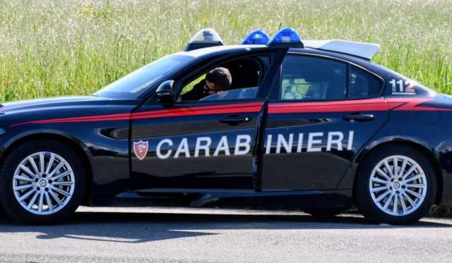 Carbonia, all'alt dei carabinieri accelera e finisce fuori strada: denunciato
