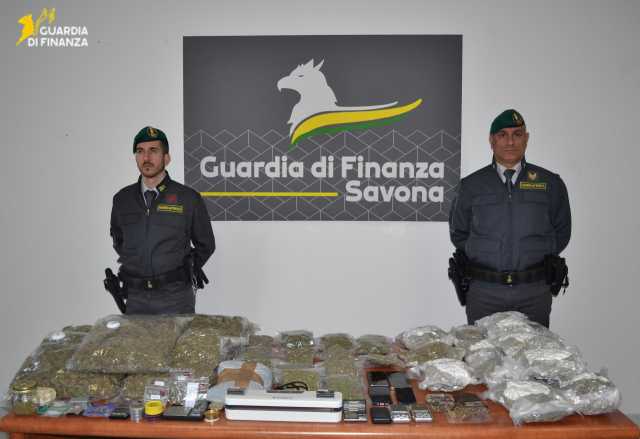 Droga spedita per posta dalla Thailandia: sequestrati 30 chili di marijuana, pacchi intercettati dalla Gdf