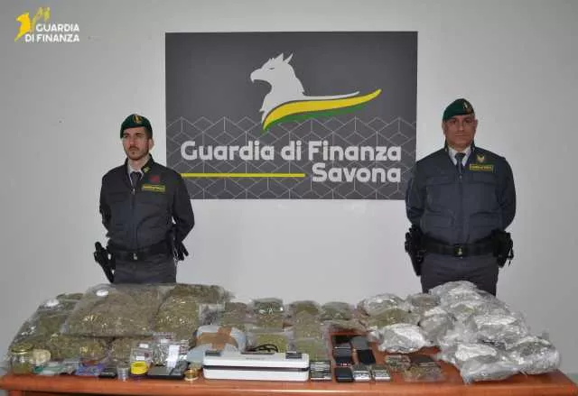 Droga spedita per posta dalla Thailandia: sequestrati 30 chili di marijuana, pacchi intercettati dalla Gdf