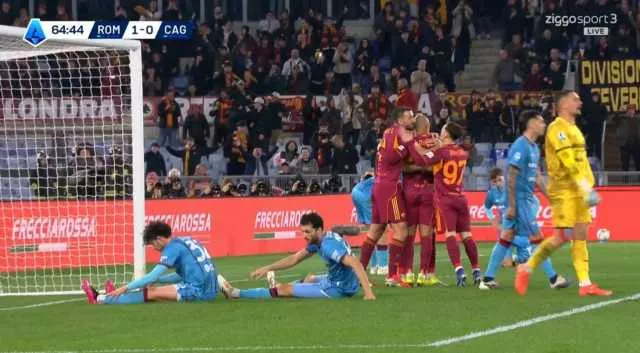 Malen con la sua doppietta porta la Roma alla vittoria: Cagliari sconfitto 2 a zero