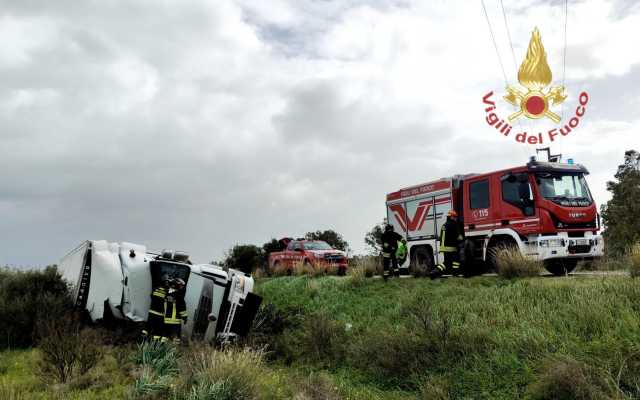 Uta, incidente sulla Sp 2: autoarticolato si ribalta su un fianco e finisce in cunetta