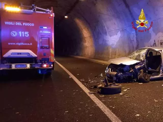 Scontro frontale fra due auto in galleria nell'Oristanese: un ferito estratto dalle lamiere