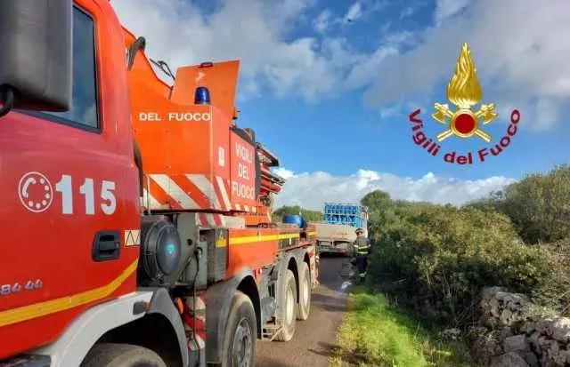 Camion che trasporta bombole Gpl finisce fuori strada: l'incidente a Paulilatino