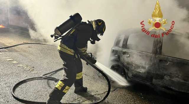 Cagliari, auto distrutta dalle fiamme a Pirri e altre due danneggiate: indagini in corso