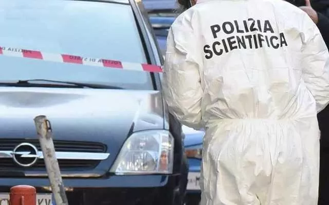 Trovato un uomo morto con una profonda ferita al collo in strada: giallo a Torino