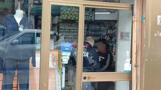 Sassari, tentata rapina in un negozio finisce nel sangue: ferita con una coltellata la titolare