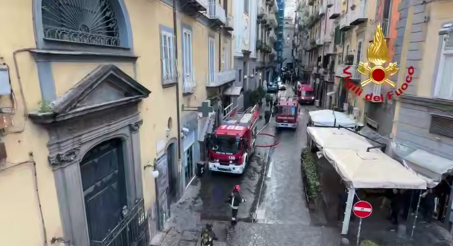 Incendio nel cuore di Napoli, le fiamme distruggono il Teatro Sannazaro: sgomberate 60 persone 