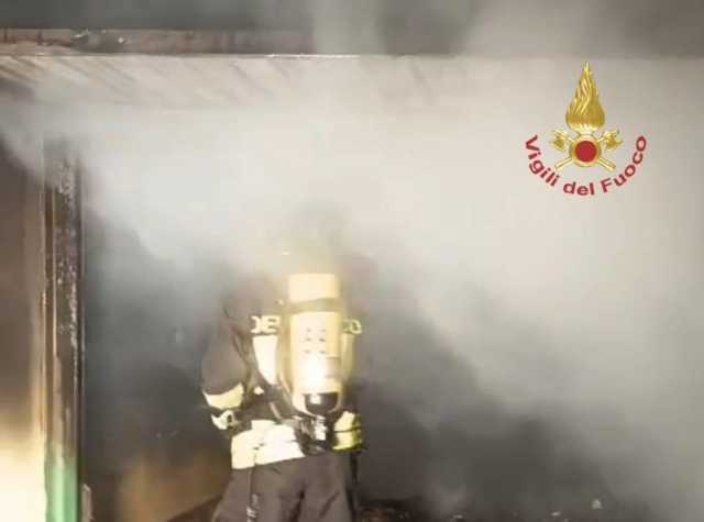 Carbonia, scoppia un incendio in un garage: le fiamme raggiungono il tetto della casa