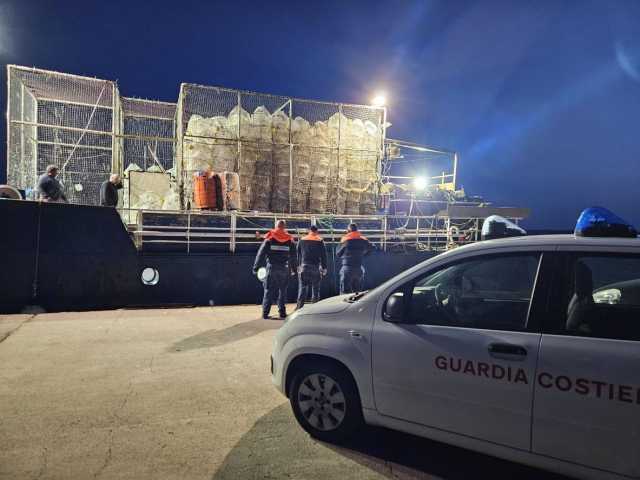 Pesca illegale: scatta il sequestro di 220 chili di gamberi al largo della Sardegna 