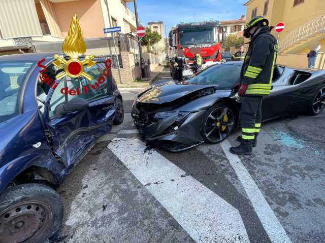 Ferrari contro utilitaria, lo schianto a Olbia: un ferito
