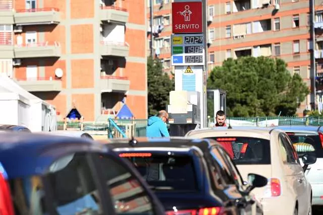 FOTO SIMBOLO CARO CARBURANTI