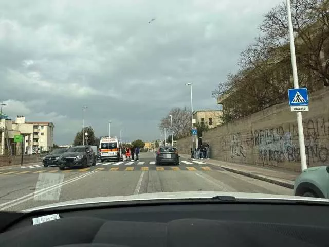 Cagliari, due pedoni travolti sulle strisce in via Cornalias: portati in ospedale in codice giallo