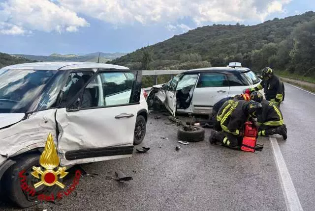 Frontale tra Arzachena e Olbia: tre feriti, rallentamenti e disagi al traffico