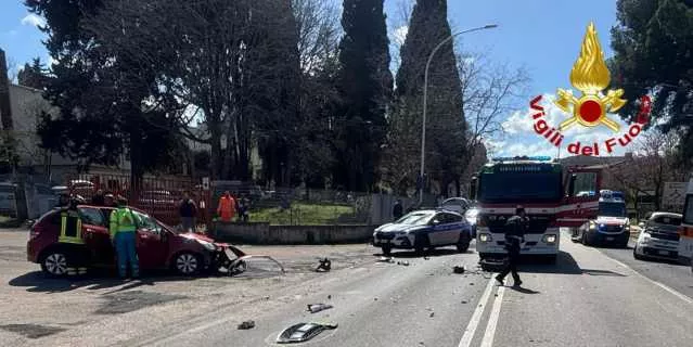 Schianto frontale in via Poligono a Sassari: donna estratta dalle lamiere, due feriti