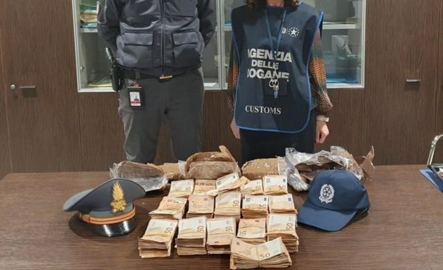 Aeroporto di Elmas, in partenza per Barcellona nascondeva in valigia oltre 160mila euro in contanti