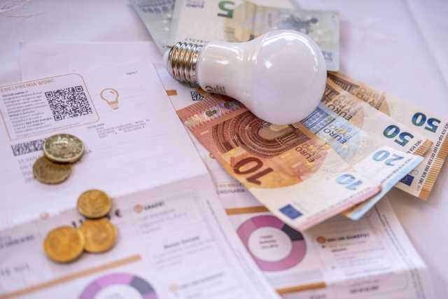 Bollette luce, Cagliari seconda provincia più cara dell'isola: spesi 847 euro a famiglia in un anno