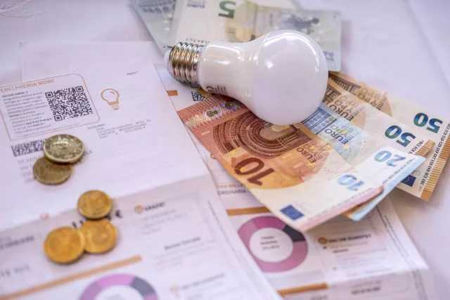 Bollette luce, Cagliari seconda provincia più cara dell'isola: spesi 847 euro a famiglia in un anno