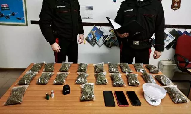 Bosa, villetta sfitta usata da spacciatori: un chilo di marijuana sequestrato, tre giovani in manette