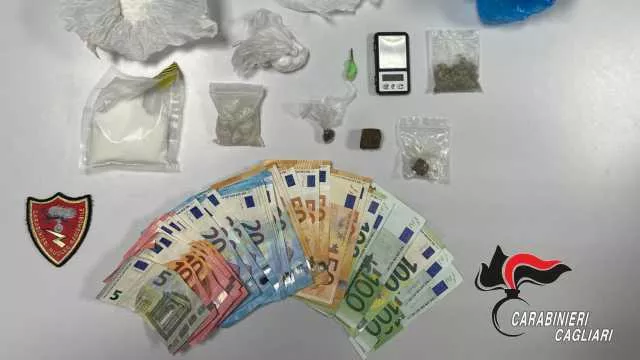 Quartu, fermato a bordo dell'auto a noleggio: aveva quattro tipi di droga e mille euro in contanti